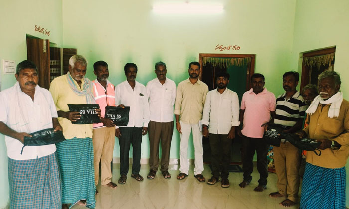  Congress Leaders Dayyala Rajasekhar Gave Rain Coat To Gram Panchayat Staff , Con-TeluguStop.com