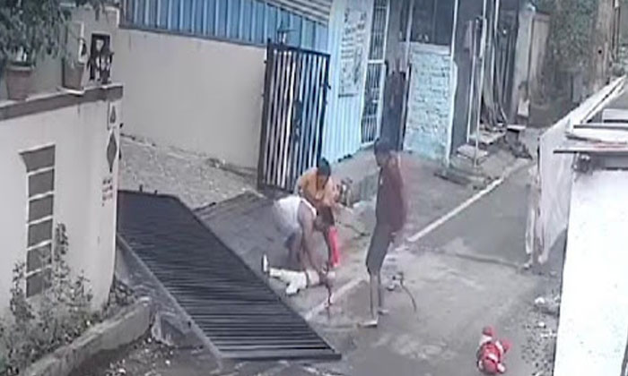  Shocking Video: A Child Died After Falling On The Gate Of The House, Viral Video-TeluguStop.com