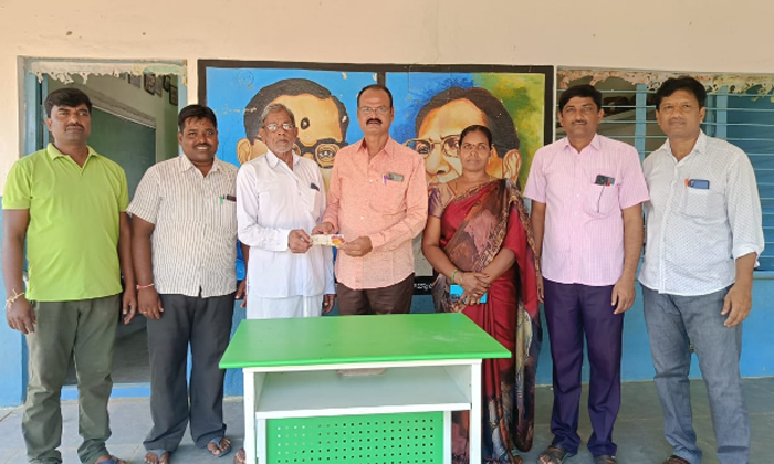  Handout To Primary School, Primary School, Yadadri Bhuvanagiri District, Ramann-TeluguStop.com