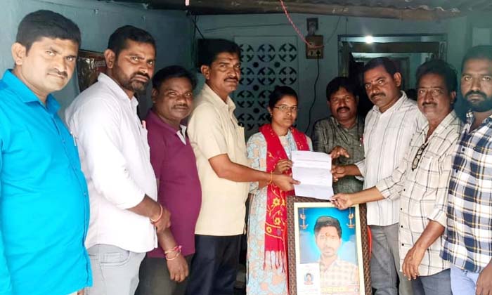  Journalists Of The District Stood By The Family Of Journalist Sandeep , Journal-TeluguStop.com