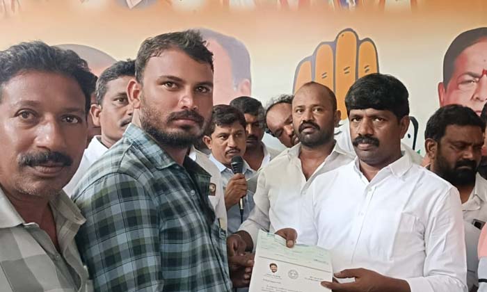  Mla Vemula Veeresham Handed Over The Cmrf Checks To The Poor , Mla Vemula Veeres-TeluguStop.com