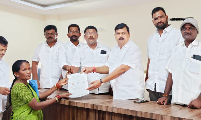  Mla Nenavath Balu Naik Distributed Rs 17 Lakh Cm Relief Fund Cheques, Mla Nenava-TeluguStop.com