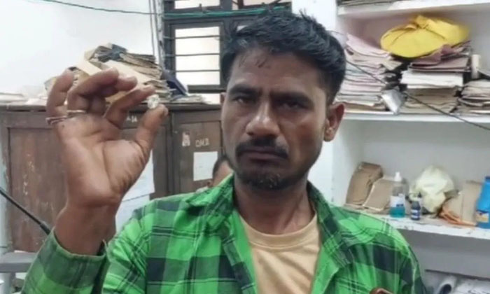  A Laborer Who Worked For Rs. 300 After Finding A Big Diamond Overnight , Madhy-TeluguStop.com