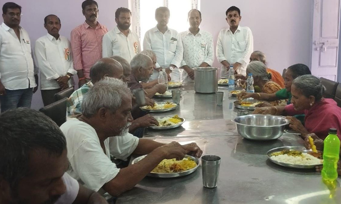  Meals For The Elderly In The Old Age Home On The Occasion Of Father Birthday, Me-TeluguStop.com