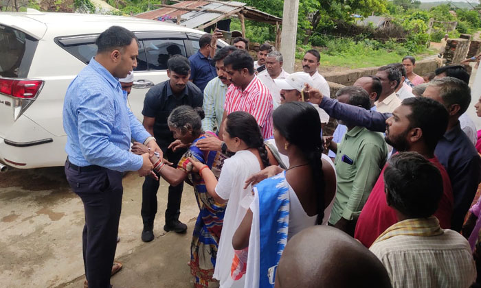  District Collector Sandeep Kumar Jha Who Stood By The Treatment Of Child Nayansh-TeluguStop.com