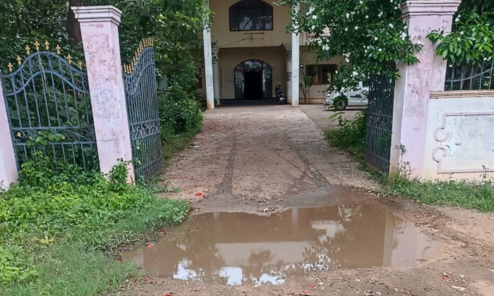  Mud In Front Of Mpdo Office... Is This Cleanliness-greenness...?-TeluguStop.com