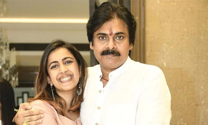  Niharika Comments About Upasana Charan And Pawan Kalyan Social Media Activeness-TeluguStop.com