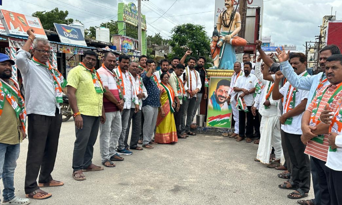  Palabhishekam To The Portrait Of Cm Revanth Reddy In Vemulawada, Palabhishekam ,-TeluguStop.com