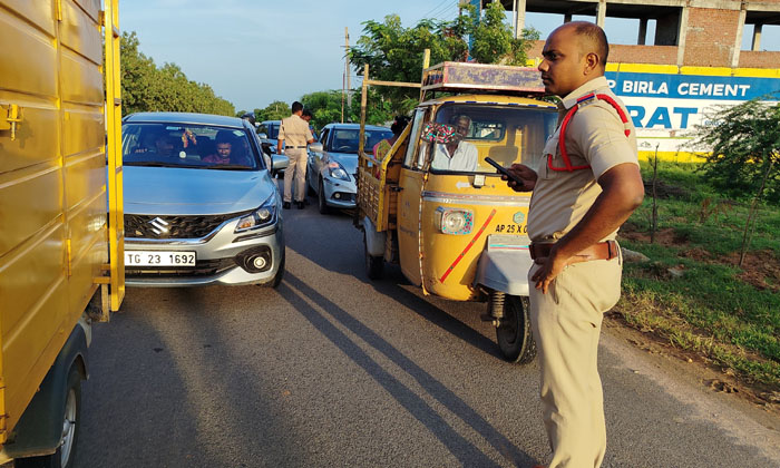  Police Vehicle Checks In Ellareddypet , Rajanna Sirisilla District , Si Ramakant-TeluguStop.com