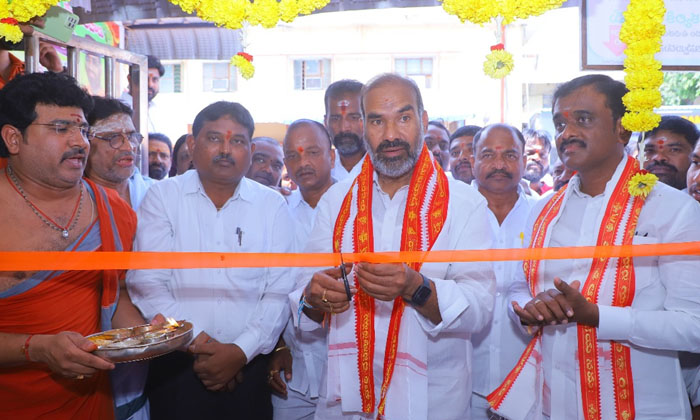  Govt Whip Who Started Break Darshan At Rajanna Temple-TeluguStop.com