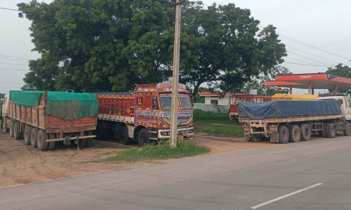  Seizure Of Unauthorized Sand Lorries, Seizure ,unauthorized Sand Lorries, Yellar-TeluguStop.com