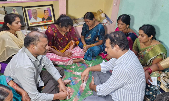  Ktr Visited The Family Of A Student Who Died In Peddapur Gurukula , Student Deat-TeluguStop.com