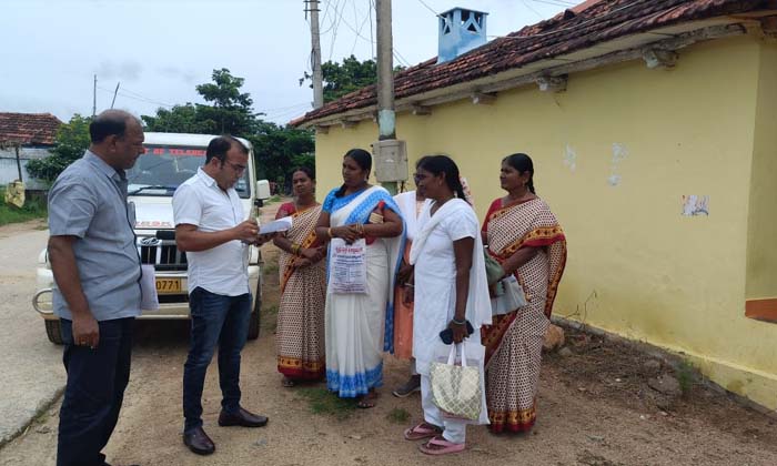  The District Medical Officer Made A Surprise Visit To The Health Sub-centres, He-TeluguStop.com