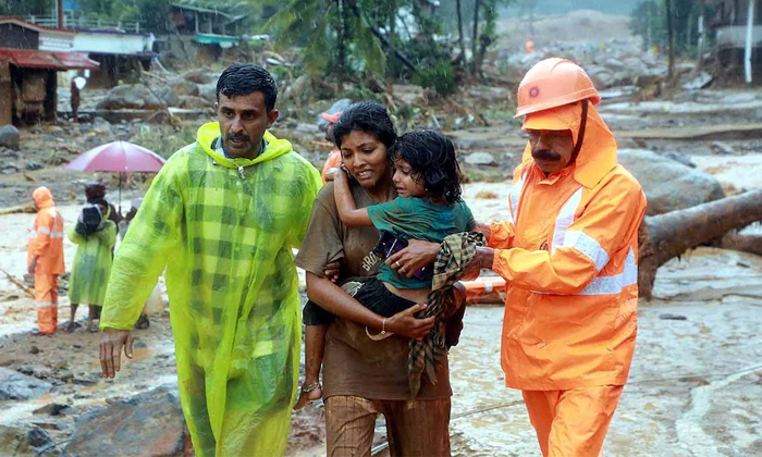 Telugu Chiyaan Vikram, Kerala, Kerala Cm, Kerala Floods, Vikram Donate, Vikramdo