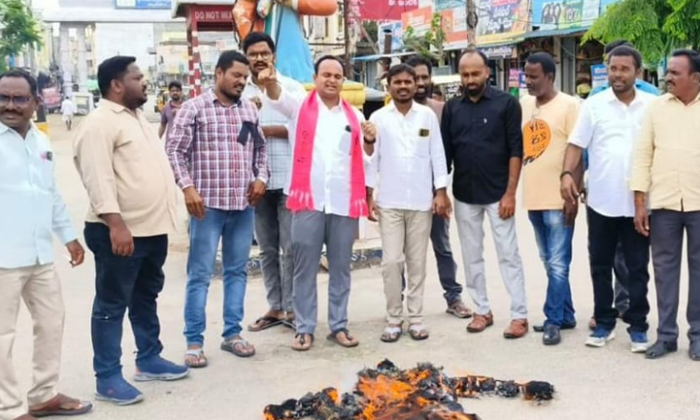  Cm Effigy Burned Under Trs Condemning Comments On Sabitha Indra Reddy, Cm Effigy-TeluguStop.com