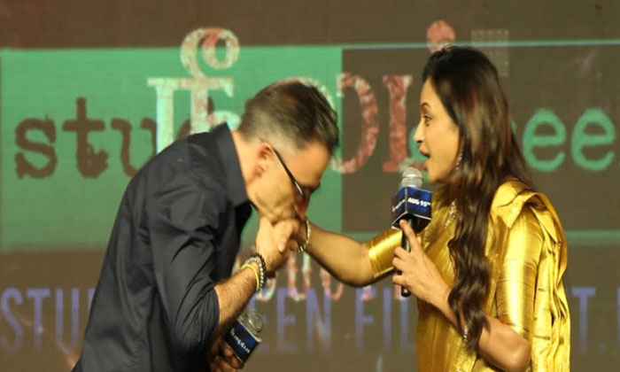  Daniel Caltagirone Kisses Anchor Suma Hand Thangalaan Movie Pre Release Event, D-TeluguStop.com