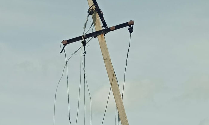  Danger Of Overturning Electric Pole-TeluguStop.com