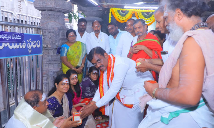  Telangana State Women's Commission Chairperson Nerella Sharada Visited Rajan-TeluguStop.com