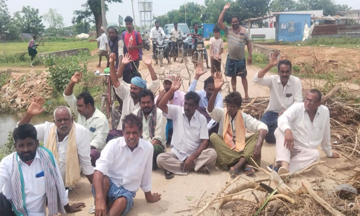  Farmers Strike On Sagar Canal At Garakunta Thanda, Garakunta Thanda, Farmers Str-TeluguStop.com