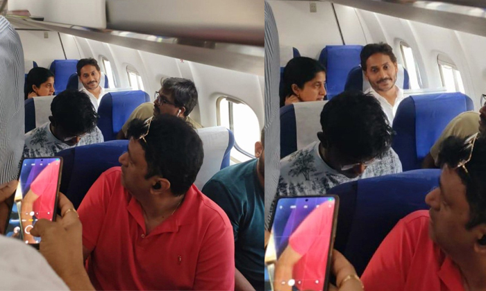  Former Cm Ys Jagan Travels With Bharathi In Passengers Flight Pic Viral Details,-TeluguStop.com