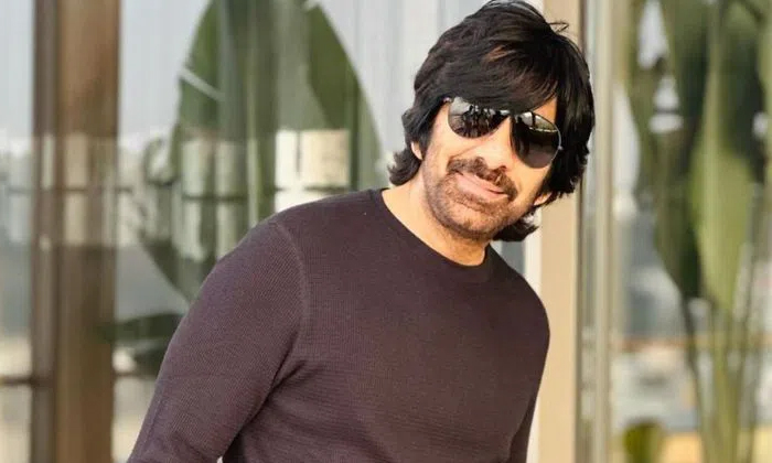  Ravi Teja Trolled For Scenes With Actress Half His Age Details, Raviteja, Trolls-TeluguStop.com