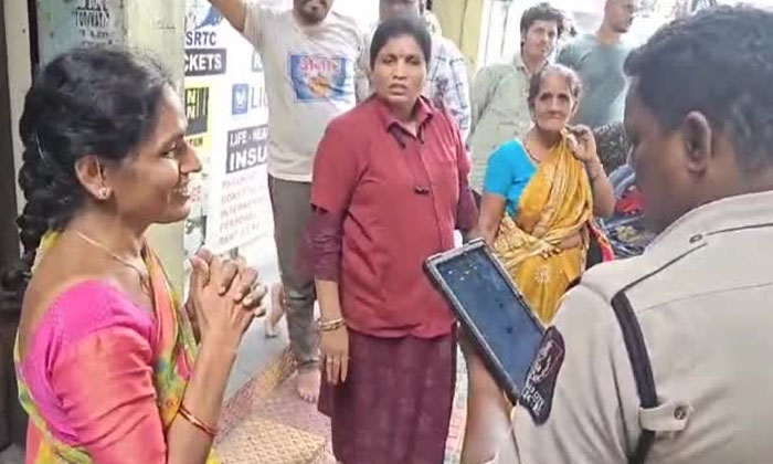  Viral: An Old Woman Threw A Snake At The Conductor In Anger , Viral Video, Socia-TeluguStop.com