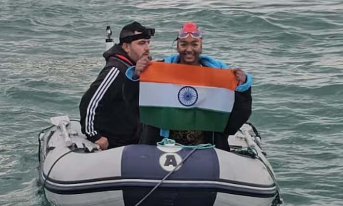  16 Years Old Prisha Tapre British Indian Teen Completes Solo English Channel Swi-TeluguStop.com