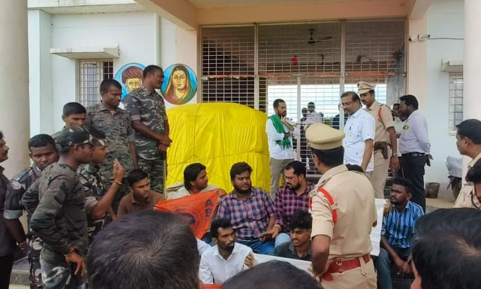  Abvp Leaders Staged A Dharna In Front Of The Tribal Welfare Gurukula School, Abv-TeluguStop.com