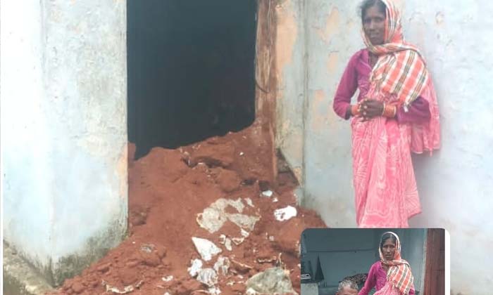  An Elderly Couple Lives In A Dilapidated Building , Dilapidated Building , Minis-TeluguStop.com