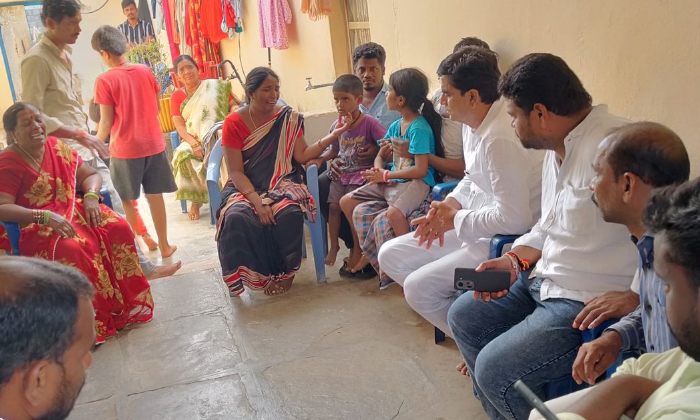  Brs Senior Leaders Enugu Manohar Reddy Visited The Affected Families, Brs Senior-TeluguStop.com