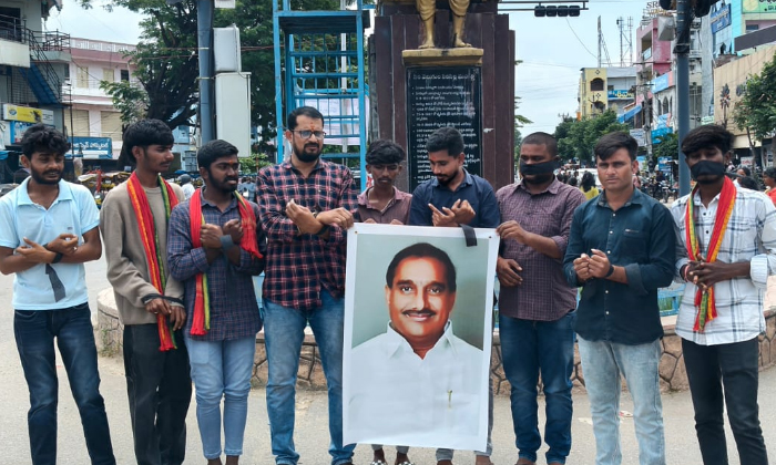  Chained Protest Condemning The Attack On Mla Padi Kaushik Reddy House, Chained P-TeluguStop.com