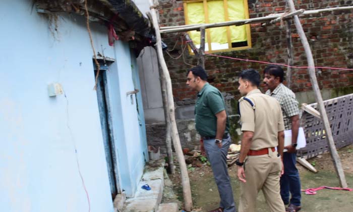  Collector Sandeep Kumar Jha And Sp Akhil Mahajan Visited The Flood Affected Area-TeluguStop.com