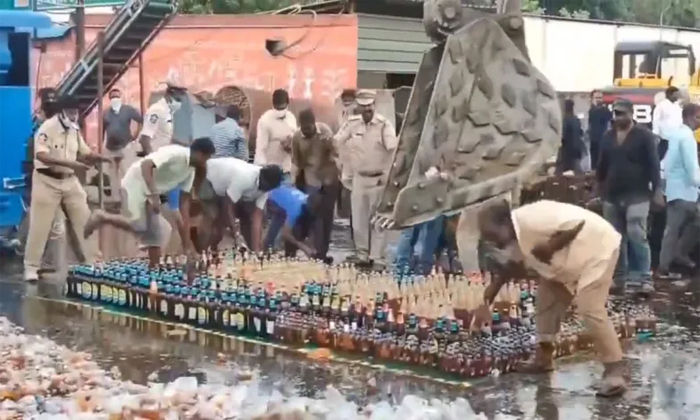  Drunkards In Andhra Pradesh Loot Seized Liquor During Police Destruction Details-TeluguStop.com