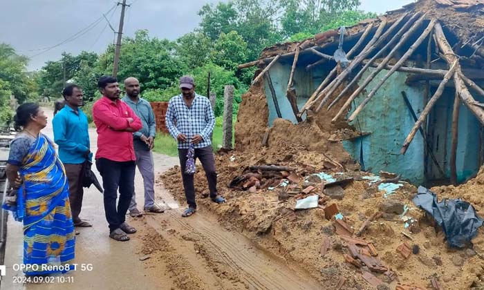  Former Mptc Inspected Houses Collapsed Due To Rain , Mptc, Houses Collapsed, Ra-TeluguStop.com