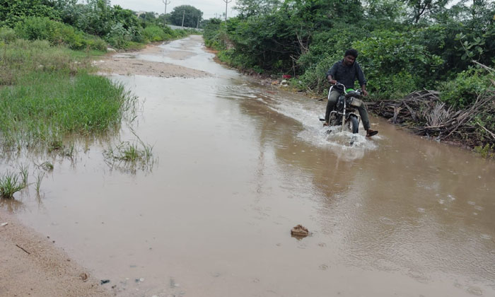  People Watching Hell In Knee Deep Water, Garidepalli, Suryapet District, Heavy R-TeluguStop.com