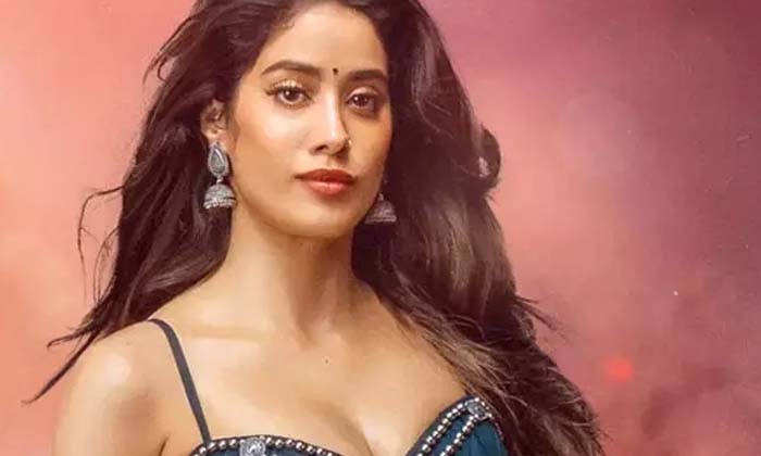  If Devara Is A Success, Will Janhvi Kapoor Get A Huge Offer , Janhvi Kapoor, Dev-TeluguStop.com