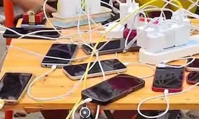  In China, People's Worries Are Cell Phone Charging Or This In The End, Viral Vid-TeluguStop.com