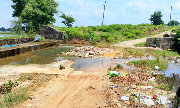  Malyala Engal Pond Mattadi Road Which Has Deteriorated, Malyala Engal Pond ,matt-TeluguStop.com