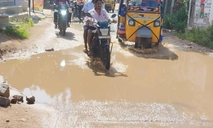  Internal Roads In Nampally Mandal Center Are Muddy-TeluguStop.com