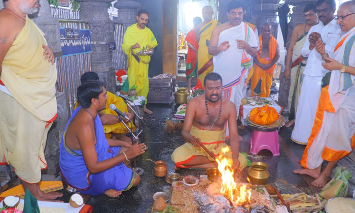  Rudrahomam On The Occasion Of Shravanamasam At Rajanna Temple, Rudra Homam , Ra-TeluguStop.com