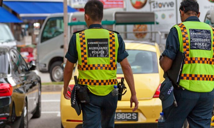  4 Indian-origin Men Charged For Abusing Singapore Police ,4 Indian-origin , Sin-TeluguStop.com