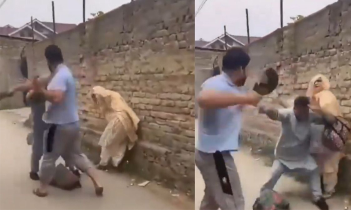  Srinagar Man Brutally Assaults His Parents On Street Viral Video Details, Viral-TeluguStop.com