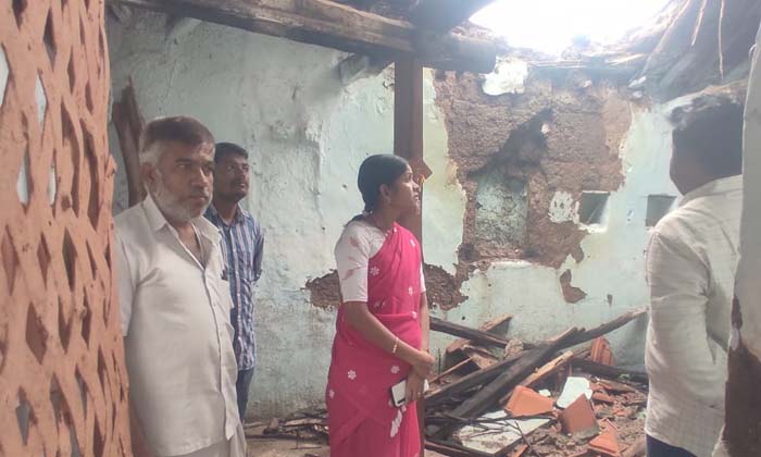  Tehsildar Pushpalatha Inspected The House That Collapsed Due To Rain , House Co-TeluguStop.com