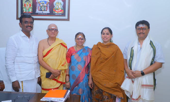  Donation Of One Lakh Rupees For Swami's Perpetual Food Donation ,vemulawada Sr-TeluguStop.com