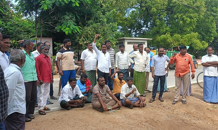 Villagers Protesting In Front Of Gram Panchayat, Villagers Protesting , Gram Pan Villagers Protesting In Front Of Gram Panchayat, Villagers Protesting , Gram Pan-TeluguStop.com