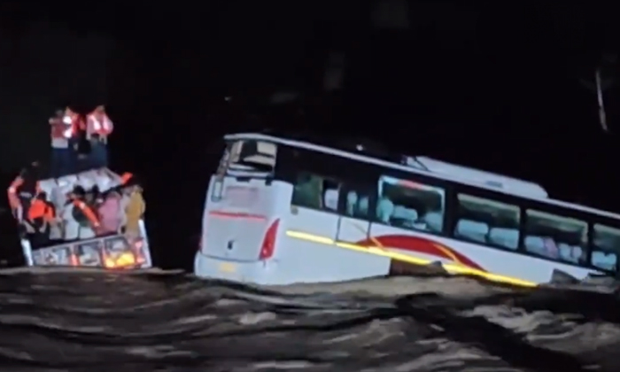  Viral Video Tourist Bus Carrying 37 Passengers Stranded In Floodwaters In Gujara-TeluguStop.com