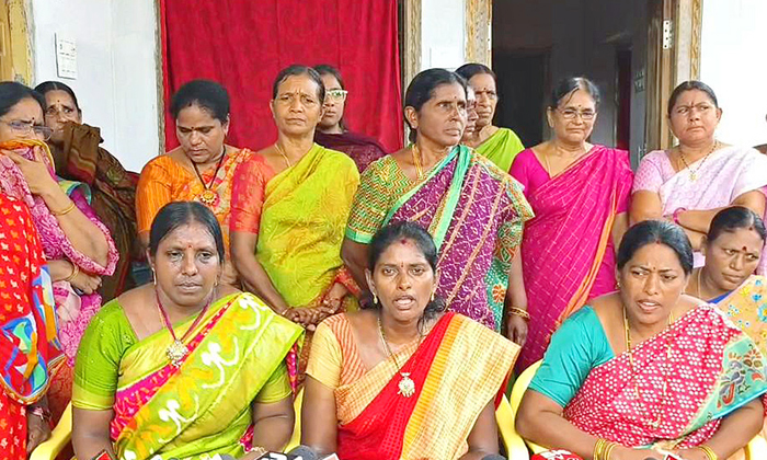  Women Protest Against Tiruvuru Mla Kolikapudi Srinivasa Rao Details, Women Prote-TeluguStop.com