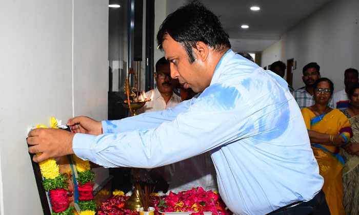  Collector Sandeep Kumar Jha Paid Tributes To Mahatma Gandhi Jayanti , Collecto-TeluguStop.com