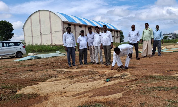  Congress Party Leaders Inspecting The Grain Soaked By Untimely Rain , Saddi Laks-TeluguStop.com