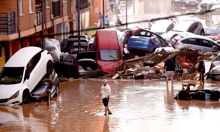  Flash Floods In Spain Leave Several Missing Sweep Away Vehicles Video Viral Deta-TeluguStop.com